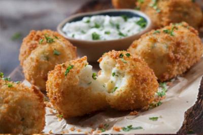 Croqueta abierta en plato