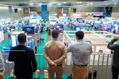 cuatro personas en AOTEC mirando a los visitantes