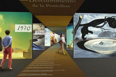 Dalí con sus cuadros al fondo