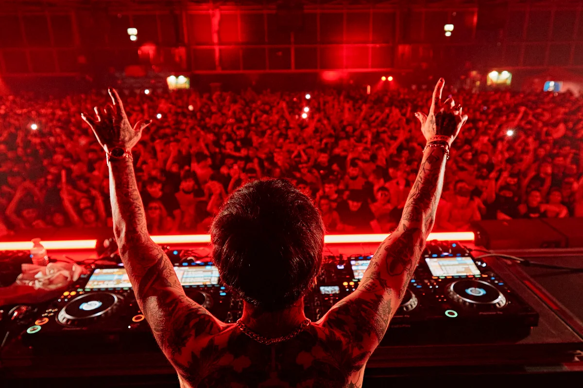 Dj levantando los brazos al público en Fury Festival