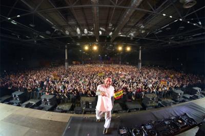 Dj nano encima del escenario mirando a cámara en Oro Viejo