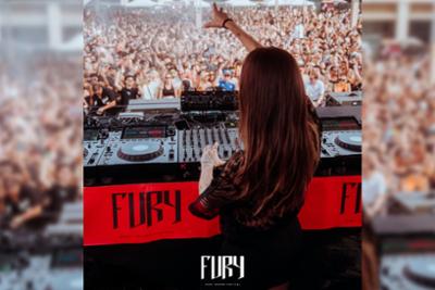 Dj tocando en Fury Festival bailando y levantando el brazo