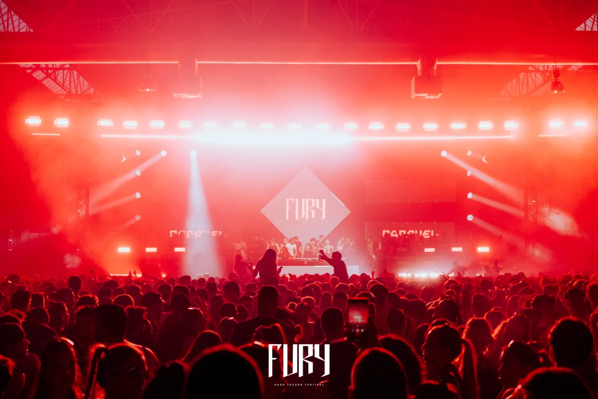 Dj tocando en Fury Festival bailando y levantando el brazo
