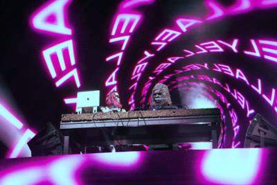 Un Dj vestido de mono tocando en el escenario de Pompa 360º