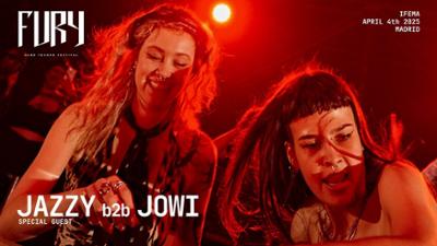 Dos artistas mirando a cámara con luces rojas en Fury Festival