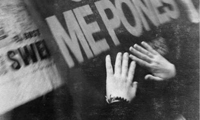 Dos manos apoyadas en un cartel del festival mayka que pone Me pones