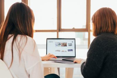 Dos mujeres buscando ofertas de viajes