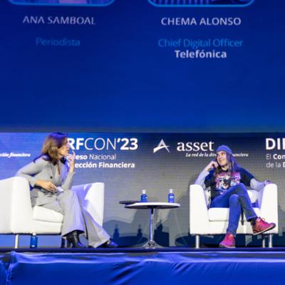 dos ponentes hablando encima de un escenario sentados en dos butacas en Dirfcon 2023