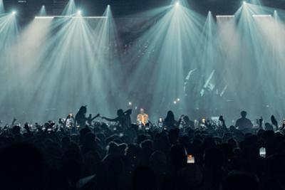 Escenario de Black Coffee, con él tocando musica y con las siluetas del público bailando