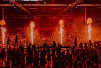 escenario del blackworks face 2 face con llamas de fuego