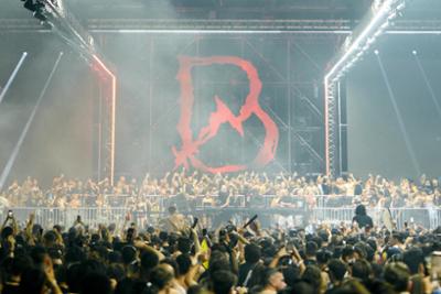 escenario del blackworks face 2 face con mucha gente y el escenario con el logo