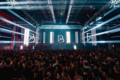 escenario del blackworks face 2 face con publico y luces láser