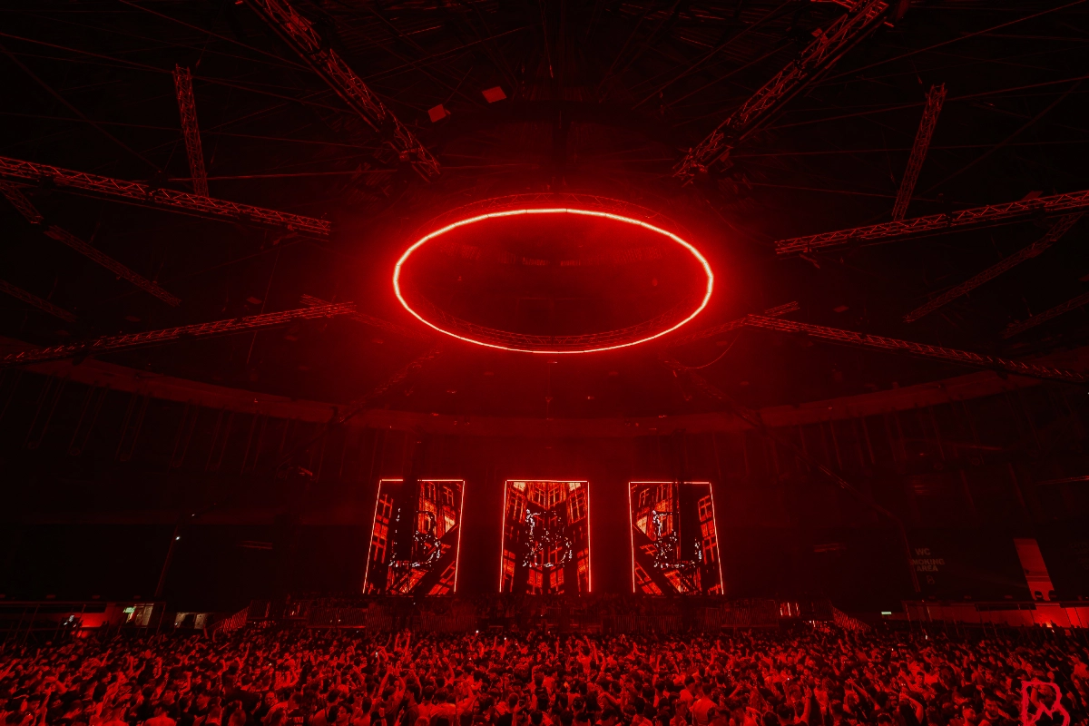 escenario del blackworks-festival con llamas de fuego