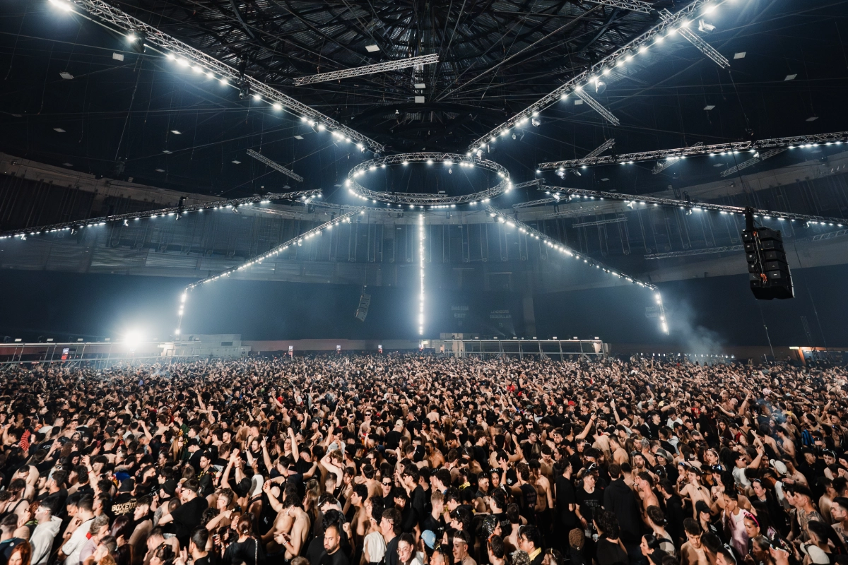 Escenario del blackworks-festival con el logo del evento y el público bailando con luces azules