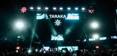 Escenario de DJ Gordo con un cartel de TARAKA