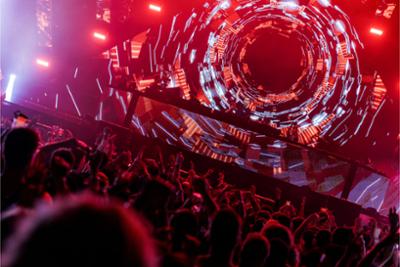 escenario de Dont let daddy know con un DJ tocando música