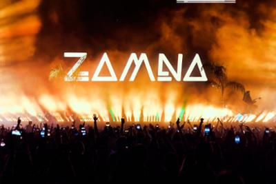 escenario de Experience by Camelphat con colores naranjas y gente bailando