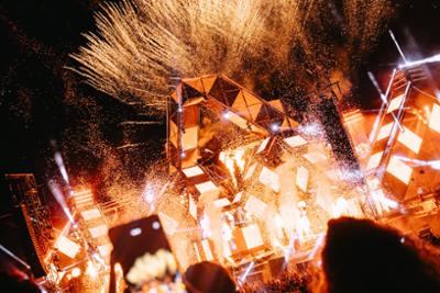 escenario de Love The Twenties con fuegos artificiales