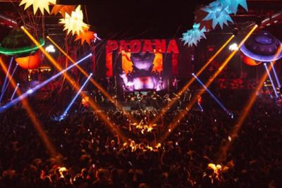 escenario de New Year's Padana Project con luces y un monton de gente bailando