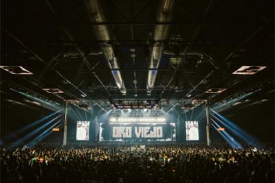 escenario de Oro Viejo con el logo y luces