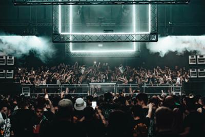 Escenario de Outworld con mucha gente bailando