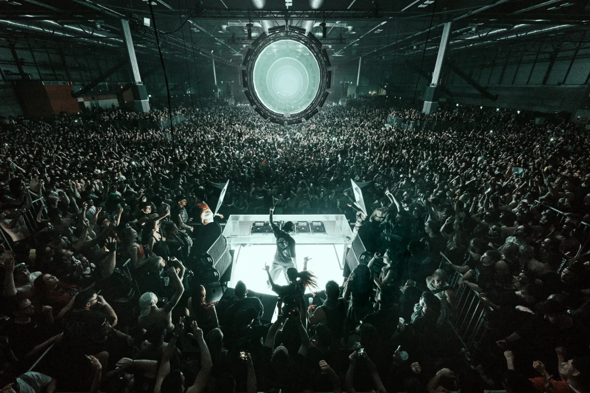 Escenario de Outworld con mucha gente bailando