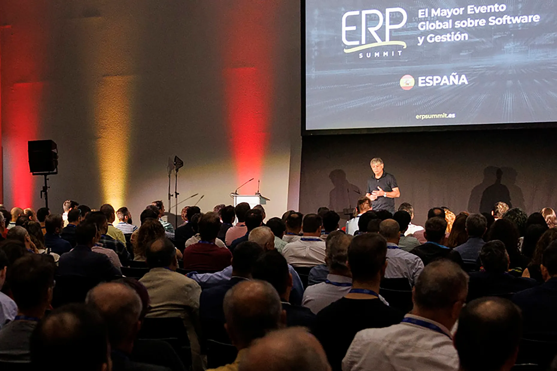 Escenario con todos los invitados sentados