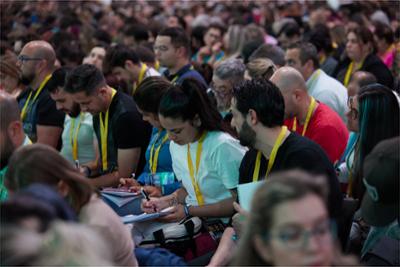 espectadores de Reinicia tu negocio tomando apuntes