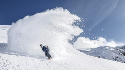 Esquiar en España. Persona realizando Snowboard
