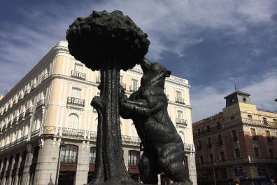 Estatua del Oso y el Madroño