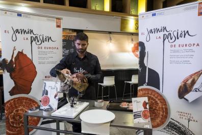 Expositor cortando jamón