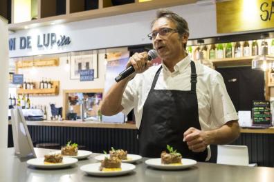 Expositor presentando tapas