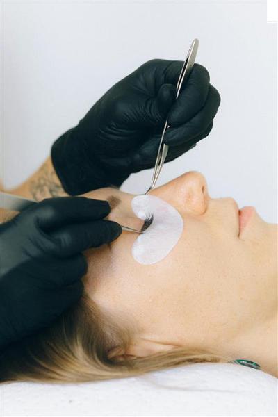 Extensiones de pestañas en un rostro