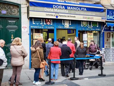 Fachada de Doña Manolita con cola para comprar lotería