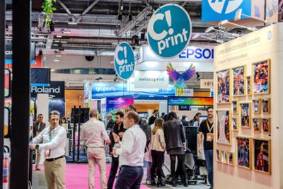 Foto de ambiente del salón C!print con mucha gente paseando