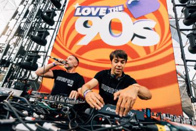 Foto de DJs en el escenario de Love The 90s