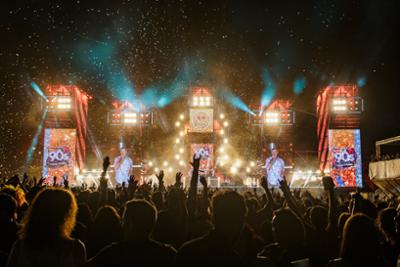 foto de escenario del festival Love The 90s de noche con gente bailando