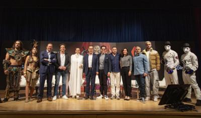 Foto de familia tras la presentación de la programación de ocio.