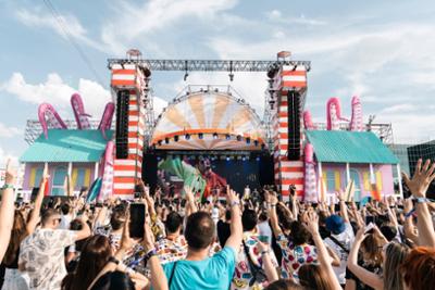foto de gente bailando mientras en el escenario de Love The 90s canta King Africa
