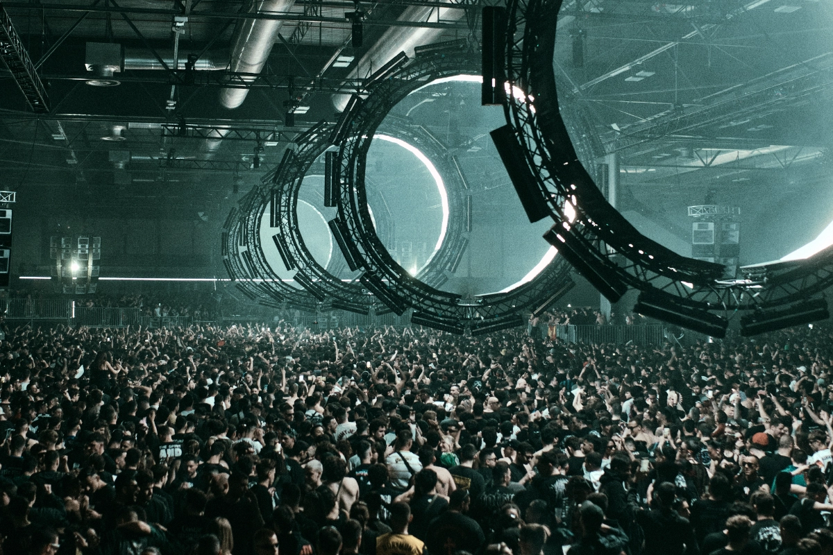 Foto de un montón de gente bailando en Outworld con unos circulos grandes encima