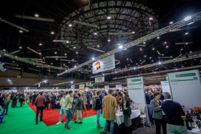 Foto de pabellón con muchas personas esperando para ver los stands de Salón Peñin