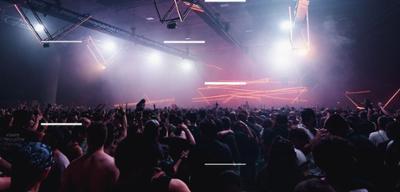 foto publico de Time Warp bailando y grabando el escenario con luces