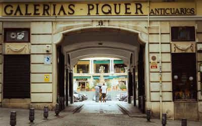 Galerías Piquer en El Rastro de Madrid, con tiendas de antigüedades y coleccionismo distribuidas en varios niveles