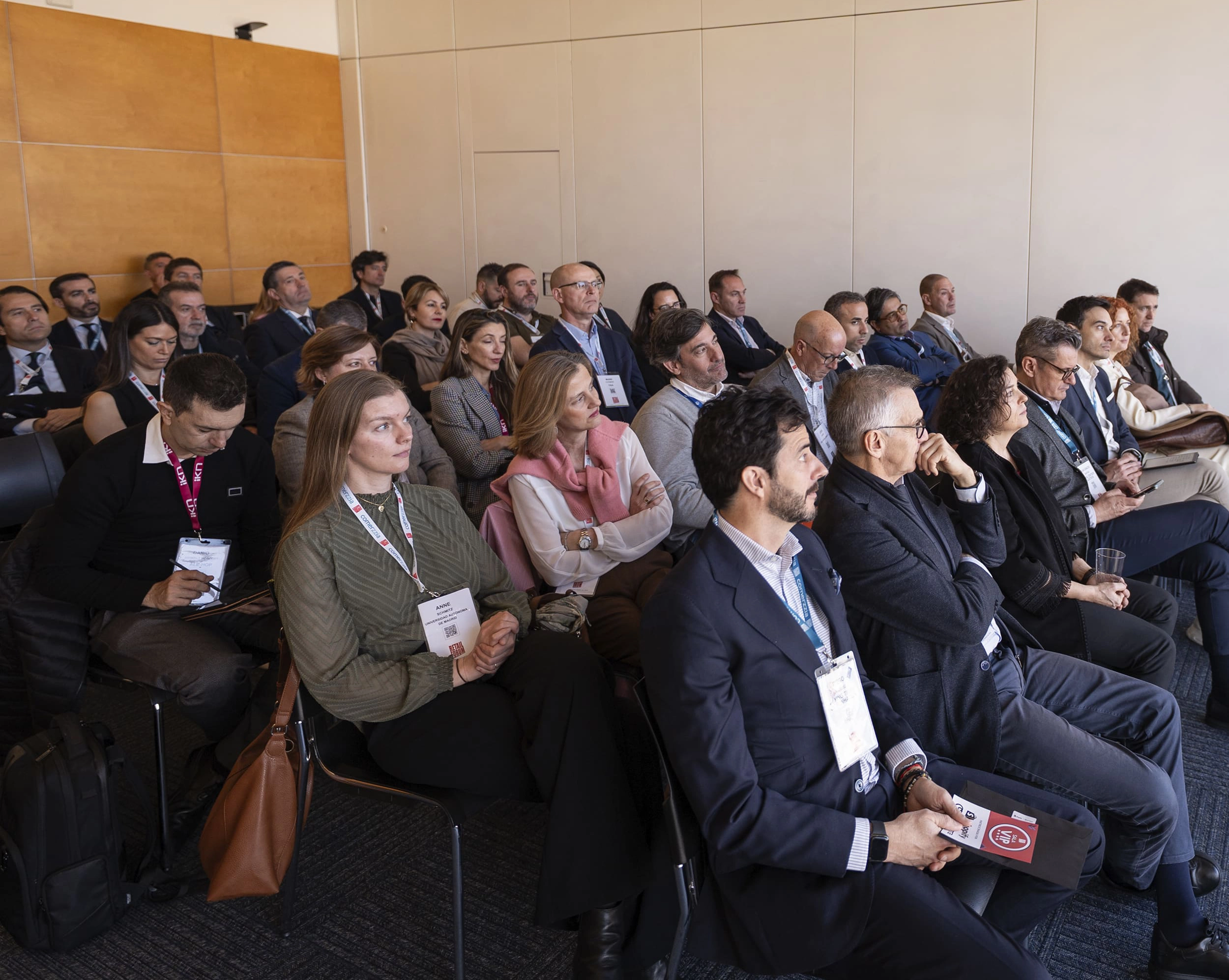 Gente atendiendo a una charla en Retail Forum