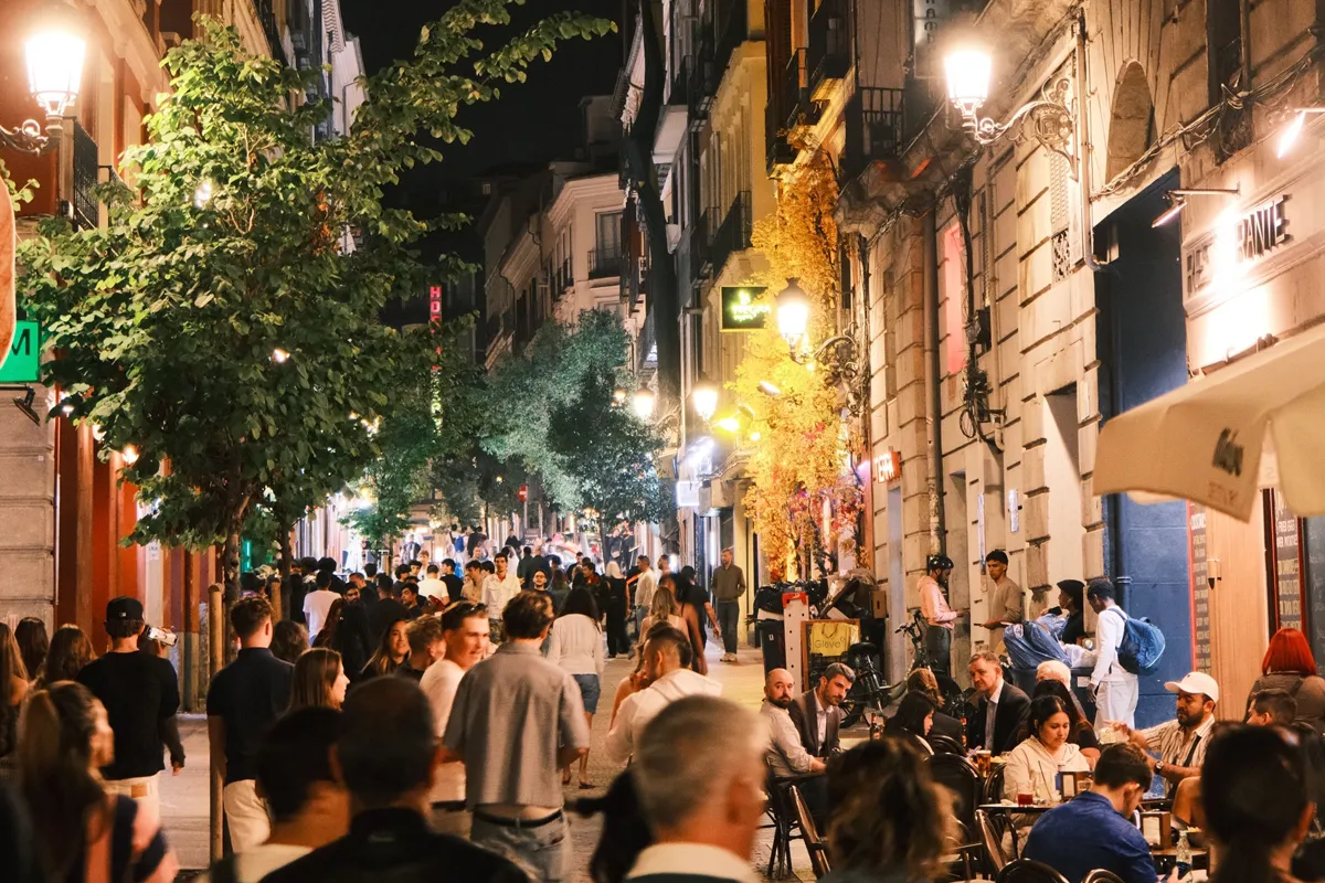 Gente disfrutando la noche de Madrid