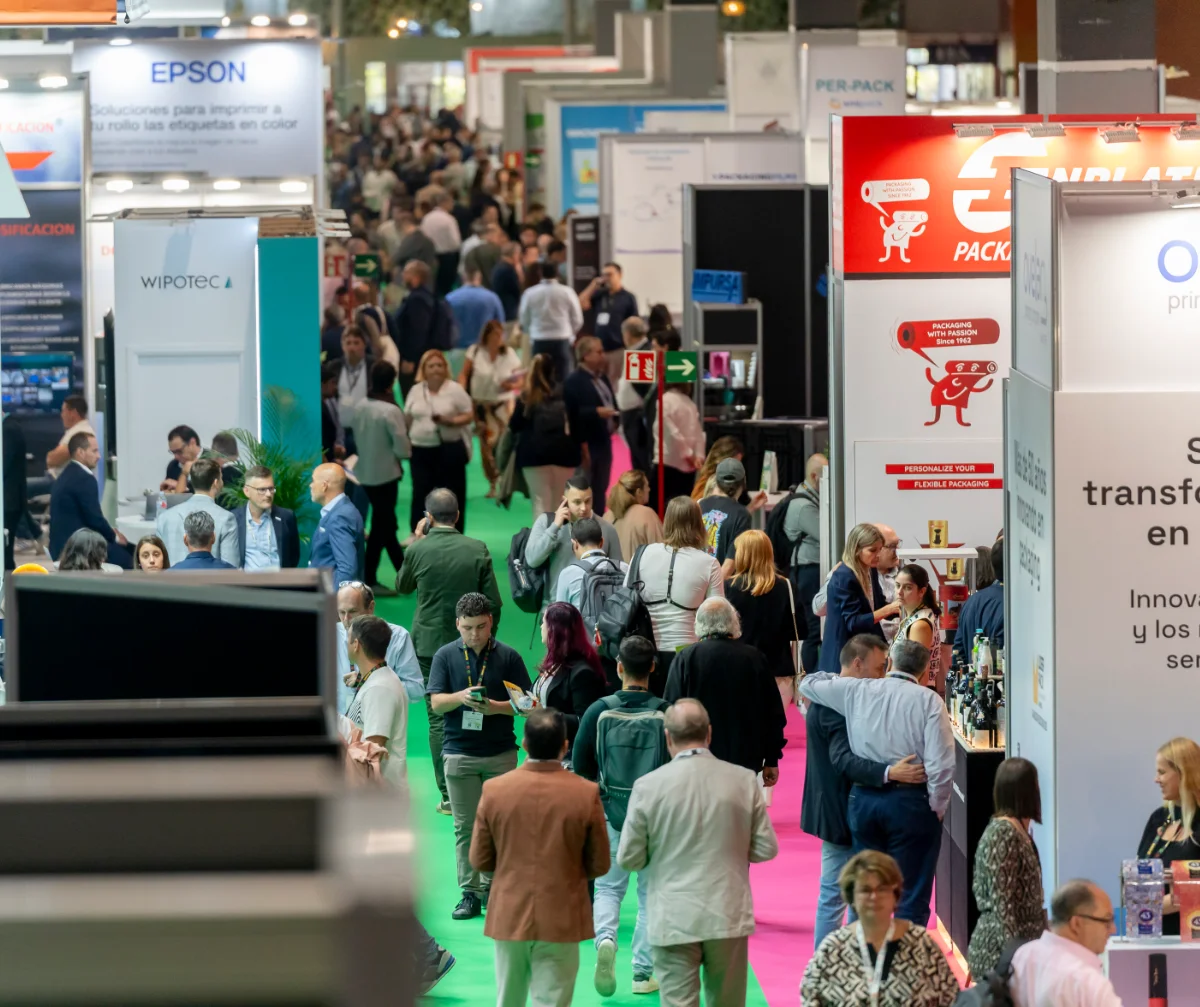 gente en la feria de Empack