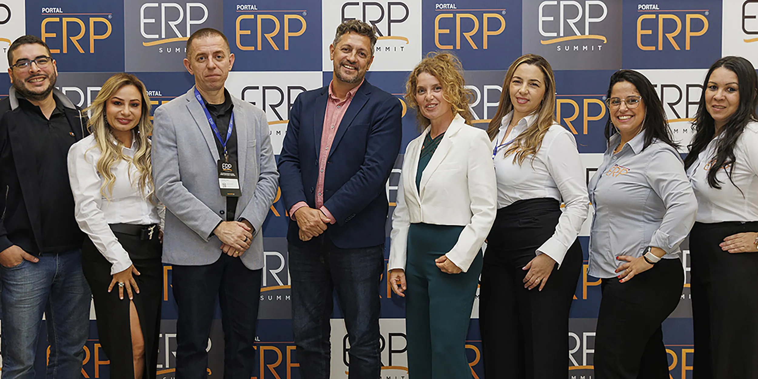 Gente haciendose una foto en el photocall