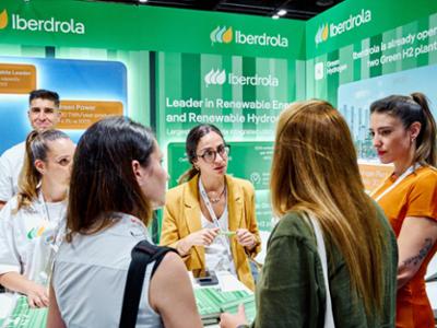 grupo de chicas hablando en el stand de iberdrola en Connecting Green Hydrogen Europe
