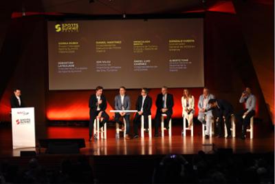 Grupo de ponentes en escenario en Sports Summit