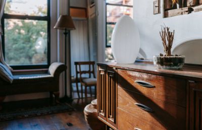 Habitación decorada con antigüedades rústicas